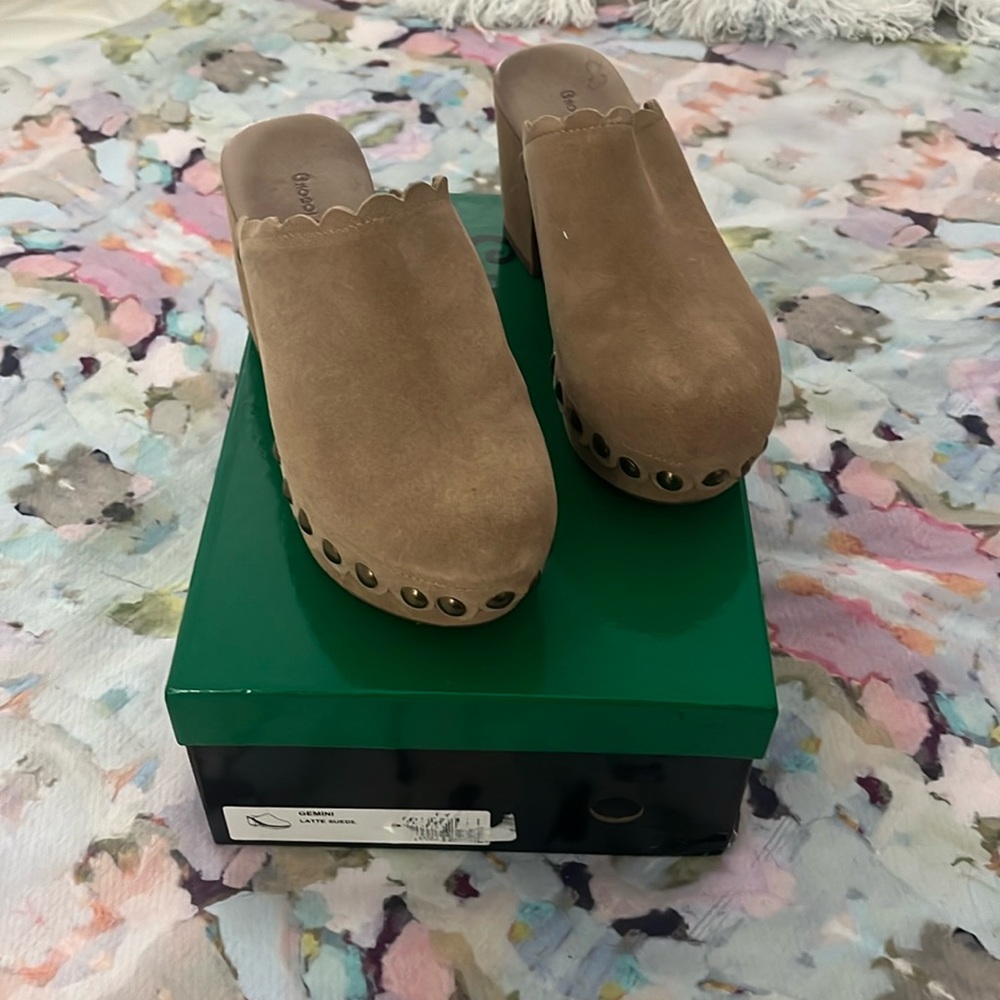 EUC chocolat Blu suede clog size 6
